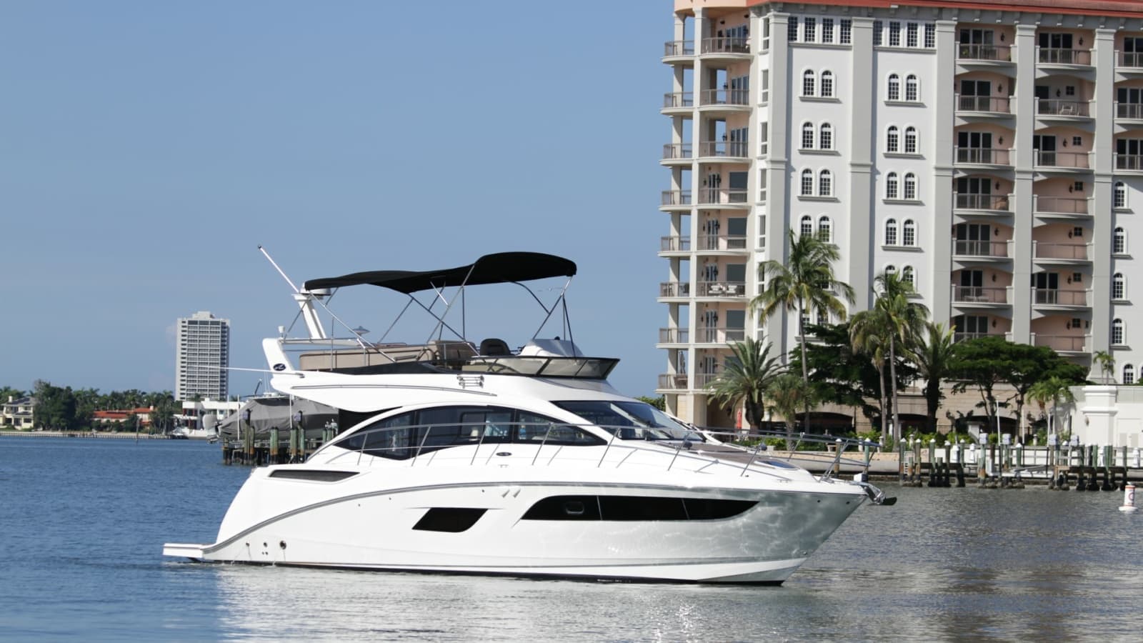 Starboard Profile with Flybridge View