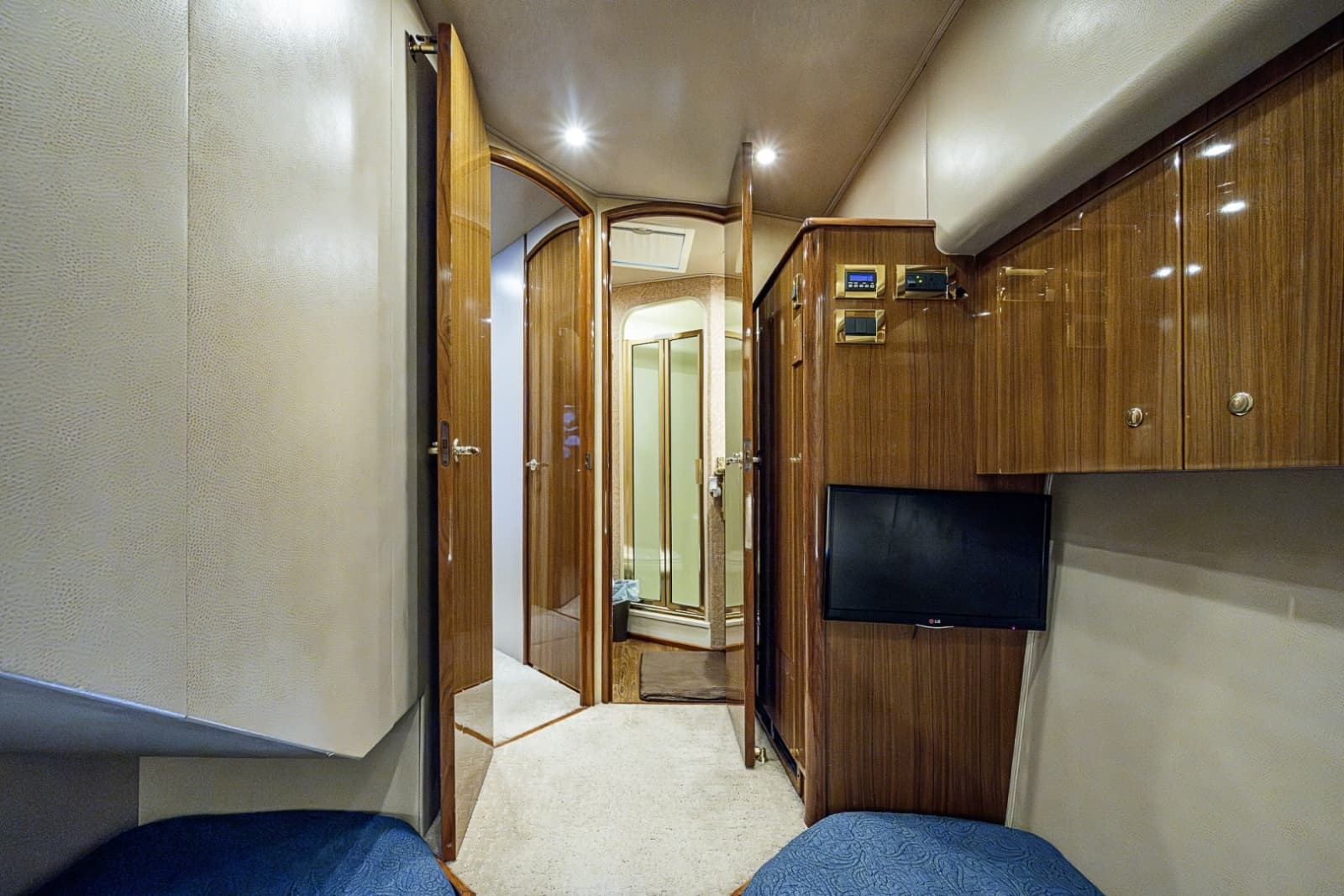 Viking 64 BIG BLUE - Guest Stateroom