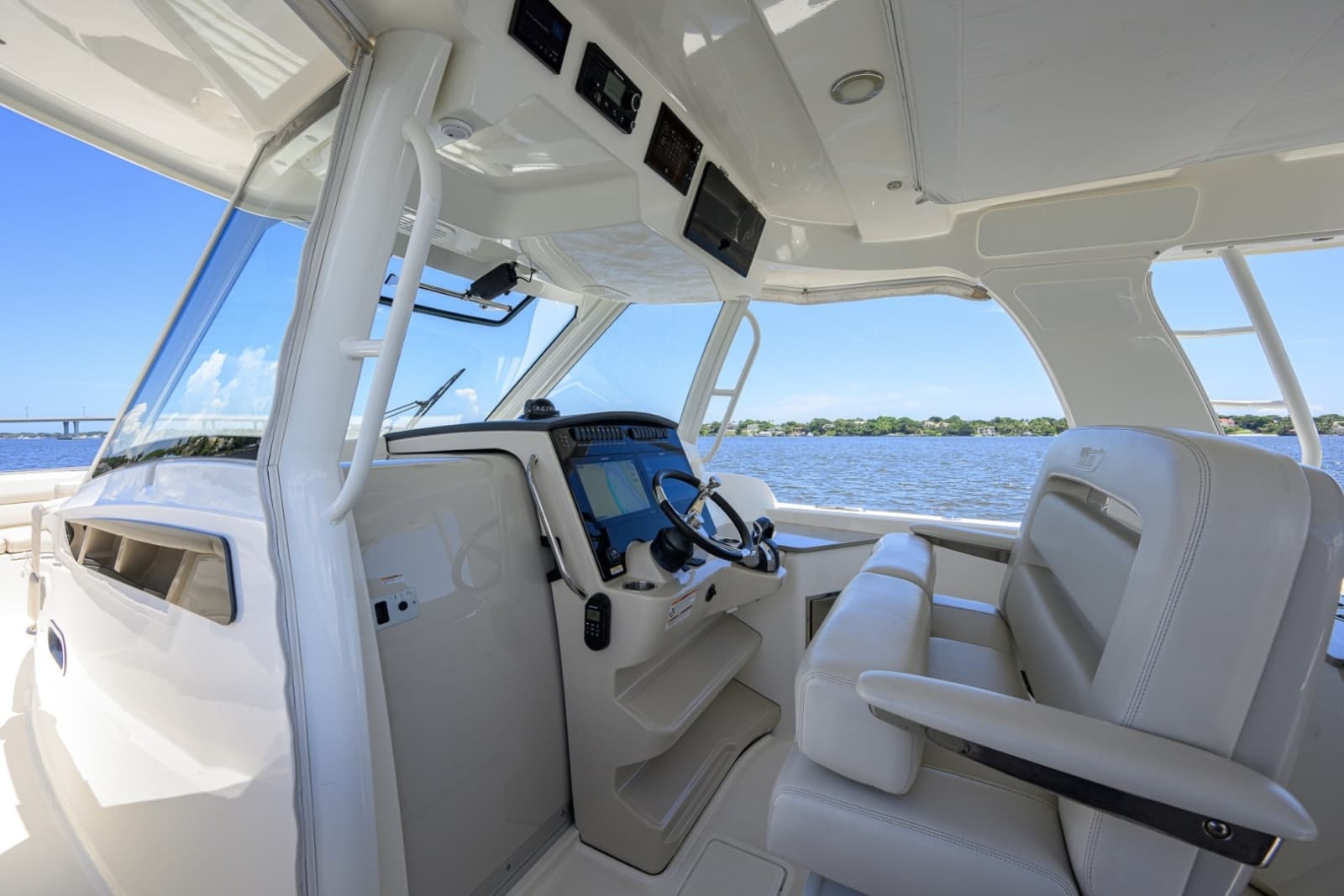 Boston Whaler 35 - DERRYN -  Helm