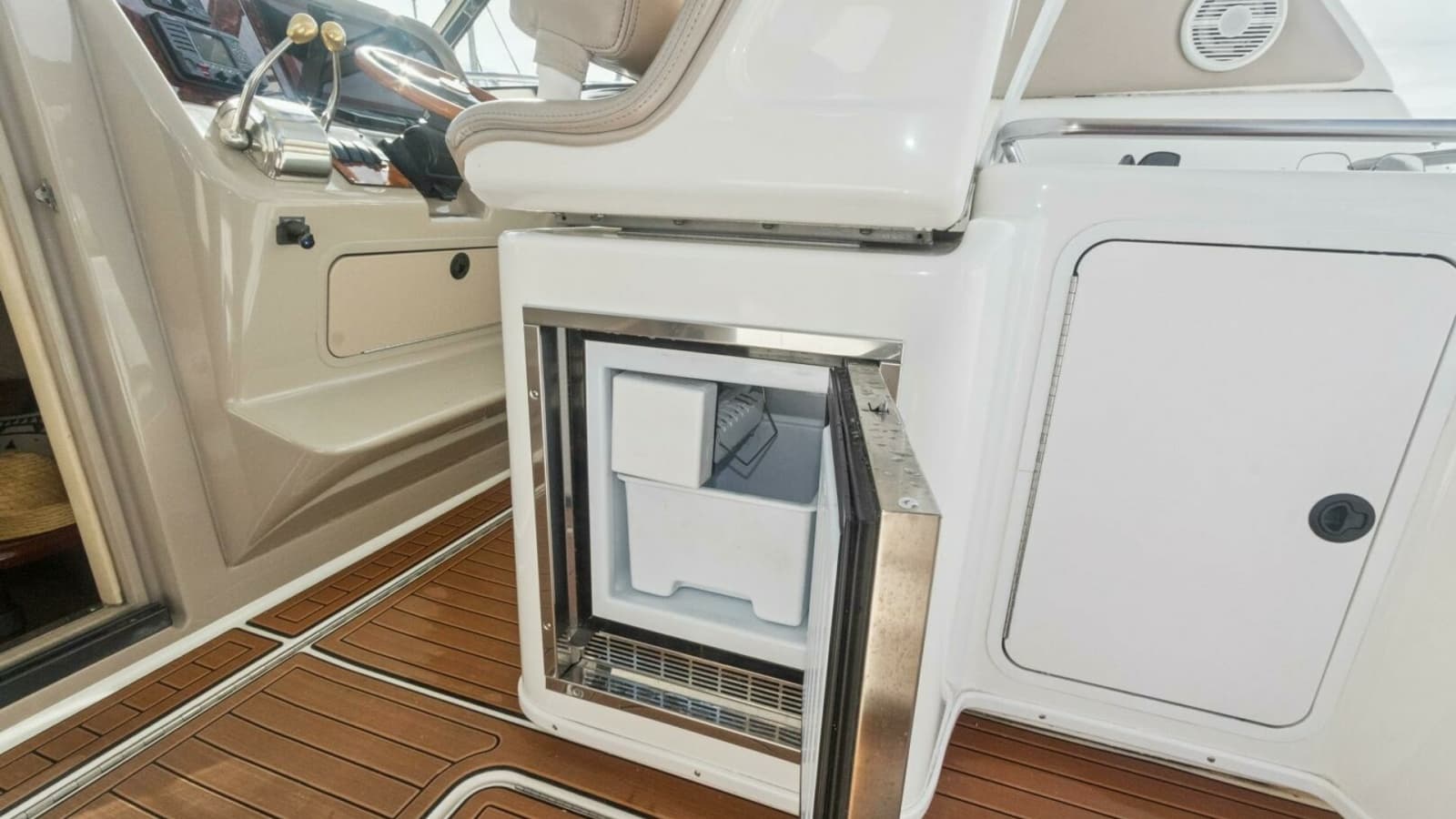 2000 Sea Ray 370 Express Cruiser "Sandie Lee" - Ice Maker
