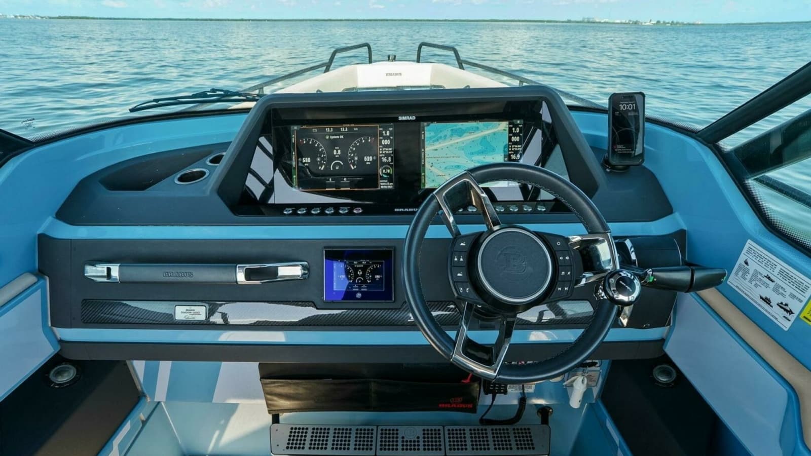 2022 Axopar Brabus Shadow 500 TT - Helm