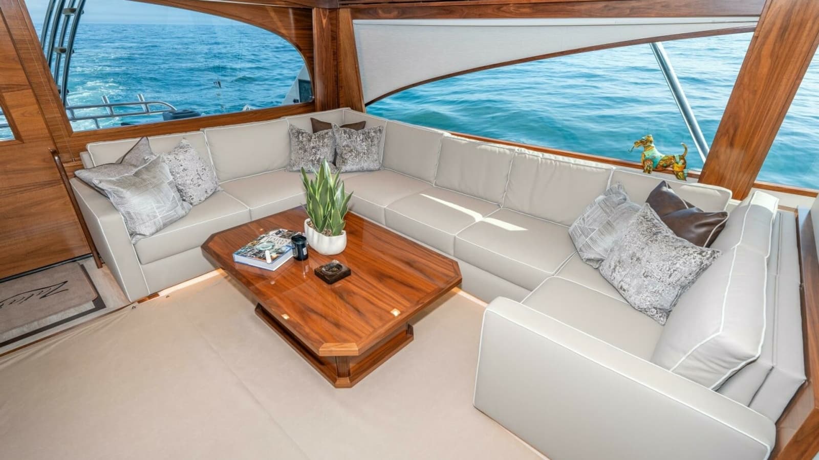 2025 Viking 90C "Zatara" - Salon