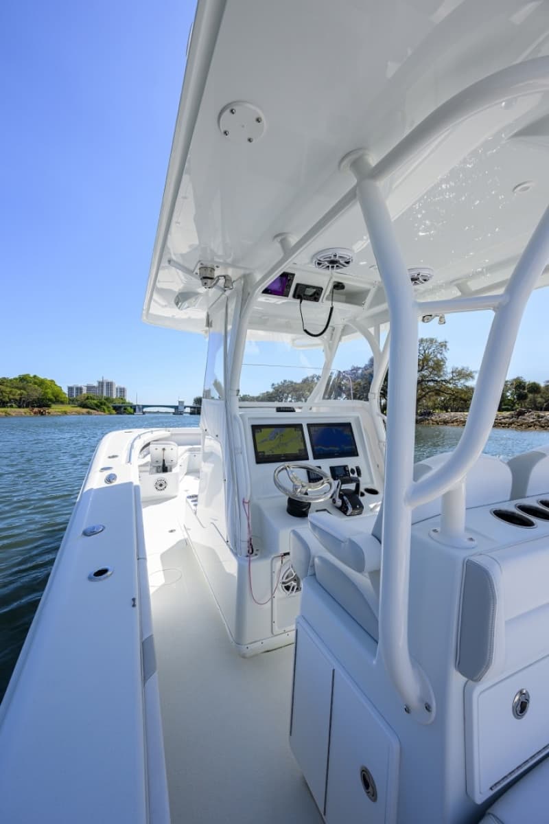 Yellowfin 34 - Helm