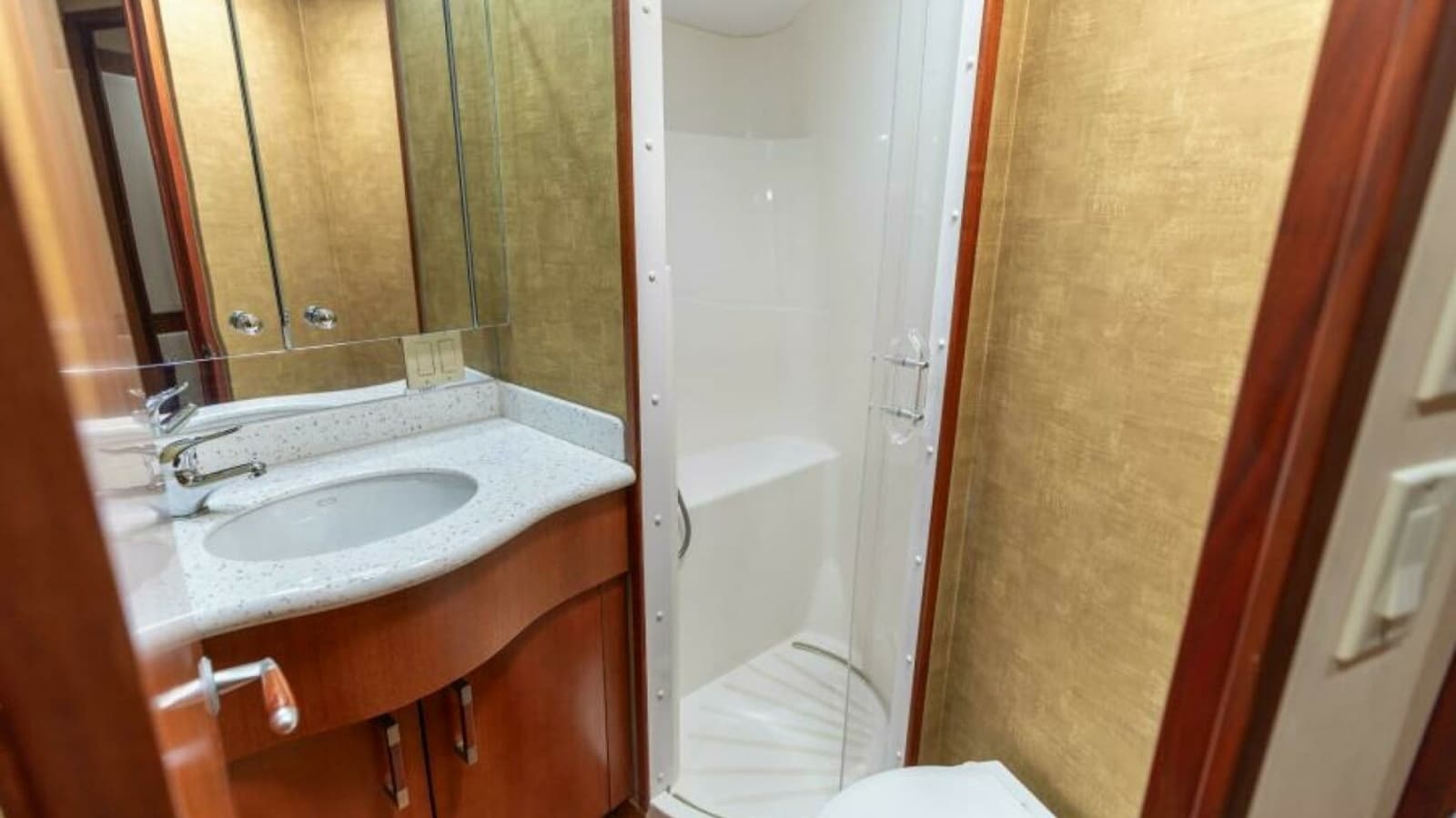 2008 Hatteras 60 Convertible VIP Head