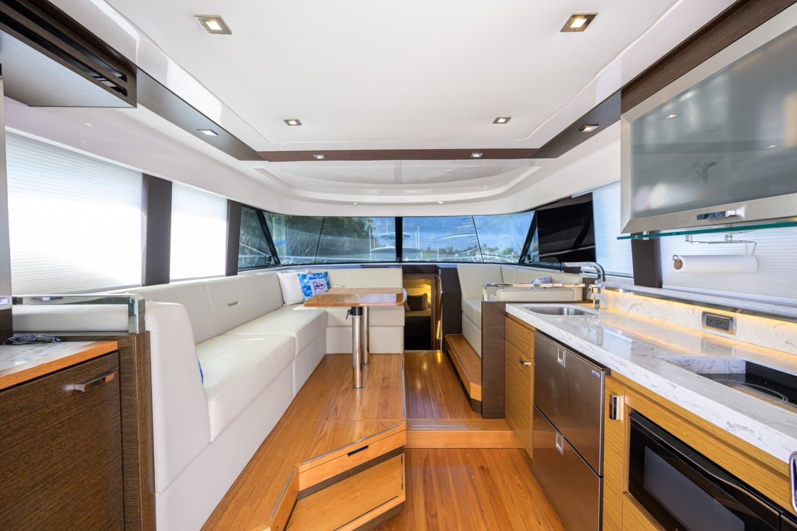 Tiara 44 Daybreak - Interior Dinette
