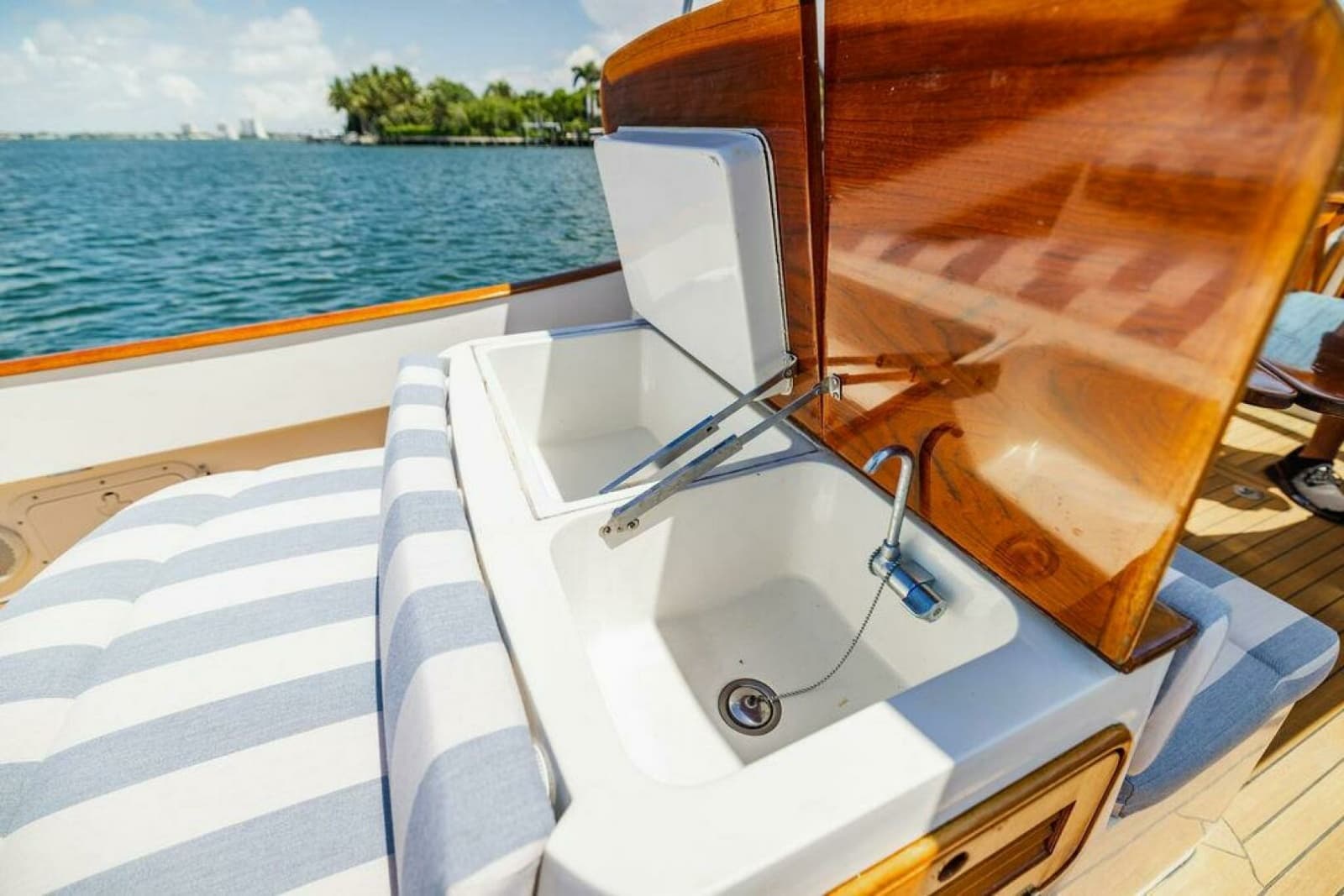 2004 Hinckley Talaria 29 R