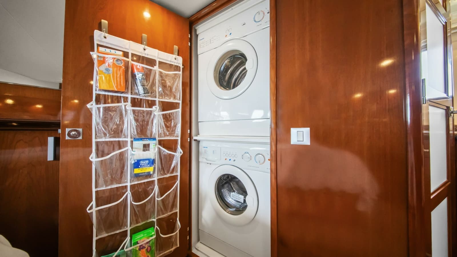 2008 Carver 56 Voyager