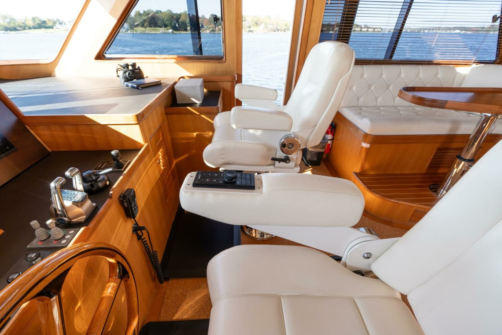 Marlow 72 GRIFFIN - Command Bridge Helm