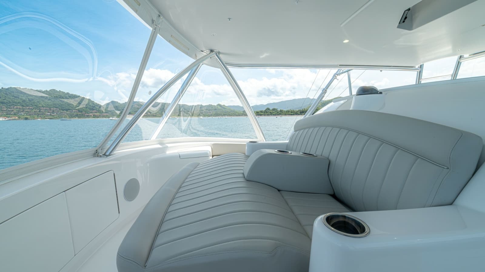 Flybridge Seating with Panoramic View