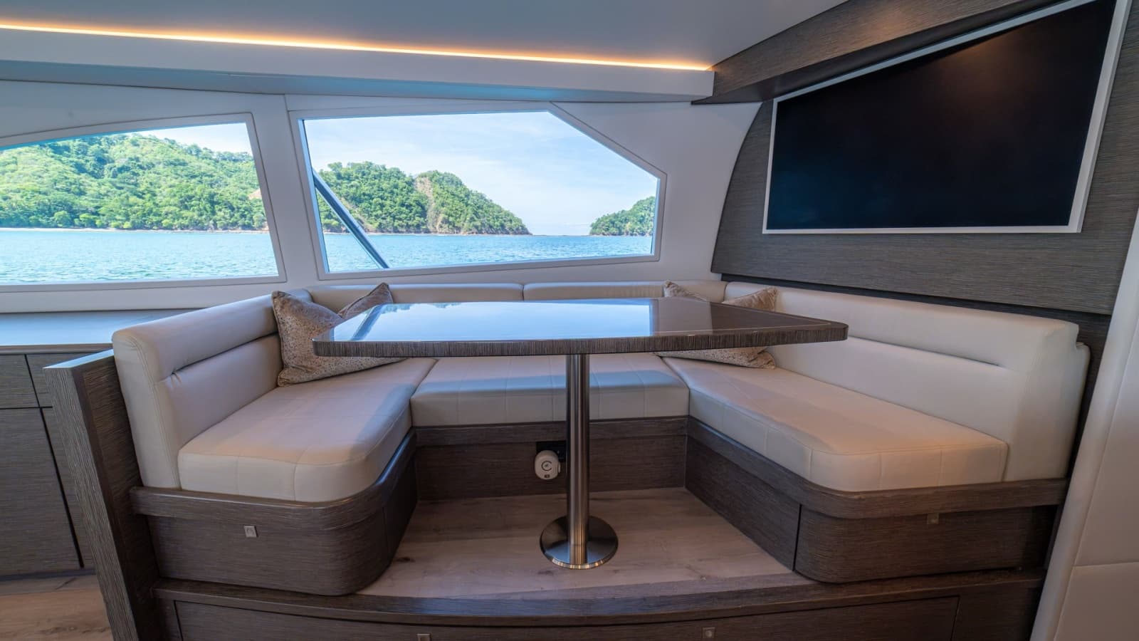 Salon Dinette with Panoramic Views