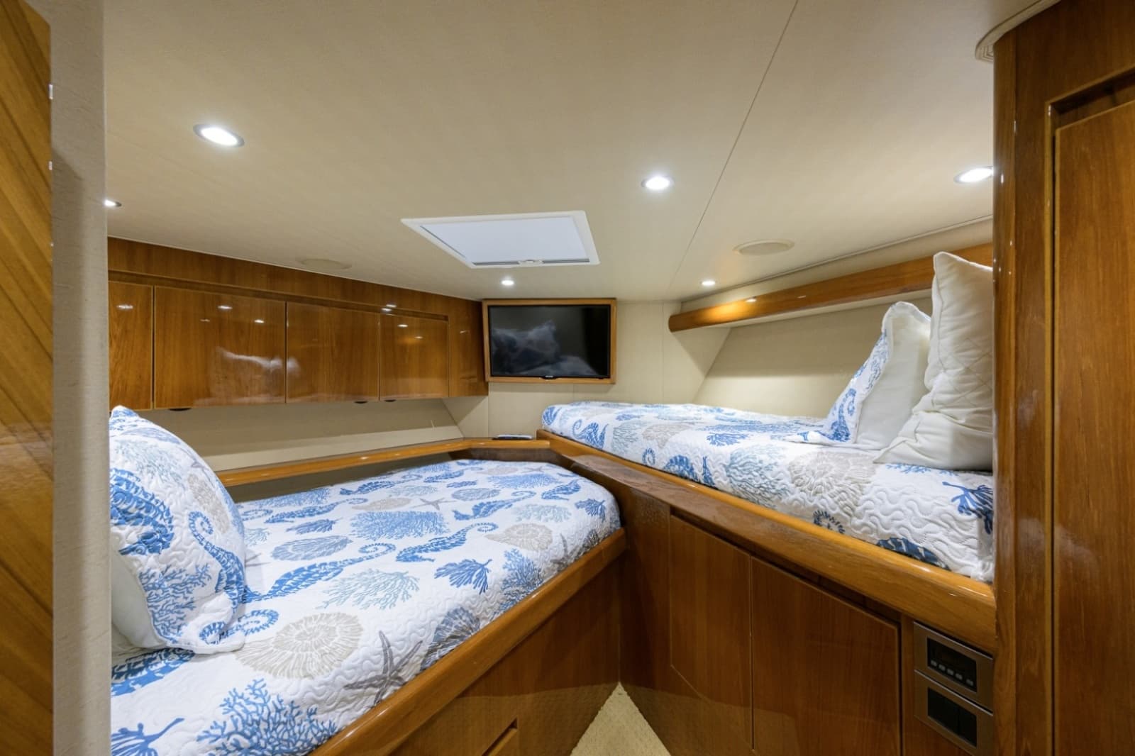 Viking 70 DESPERADO - Forward Stateroom