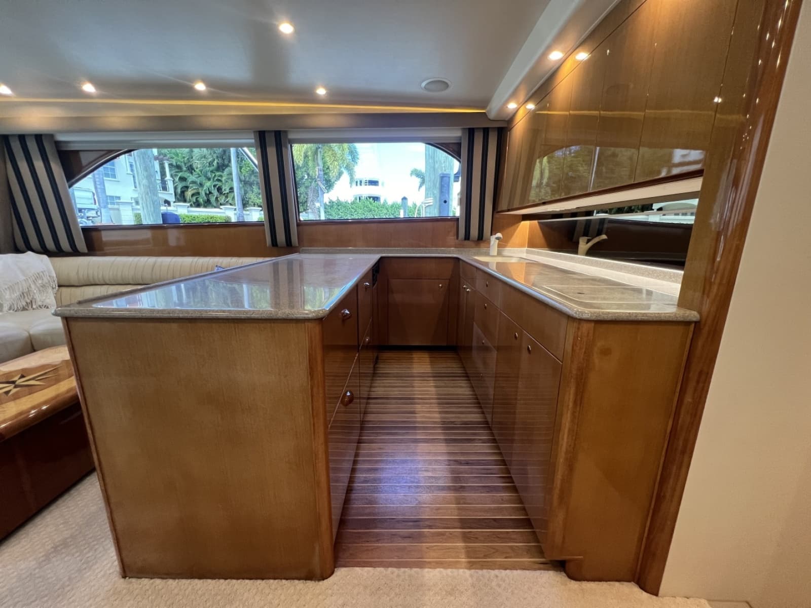 Viking 52 LET IT RAIN - Salon/Galley