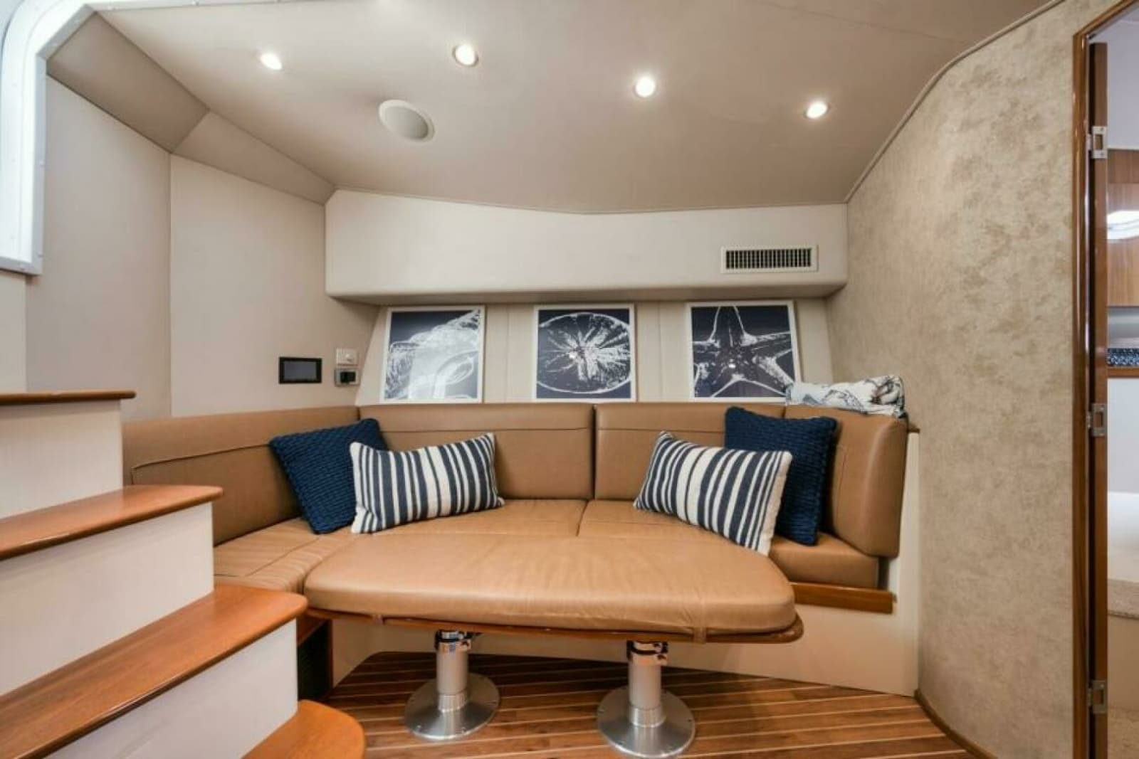 Viking 42 GAMECHANGER - Salon