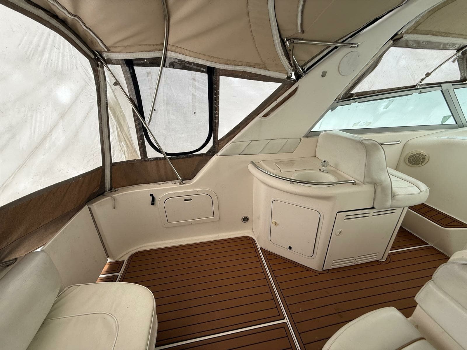 1997 Sea Ray 330 Sundancer 33