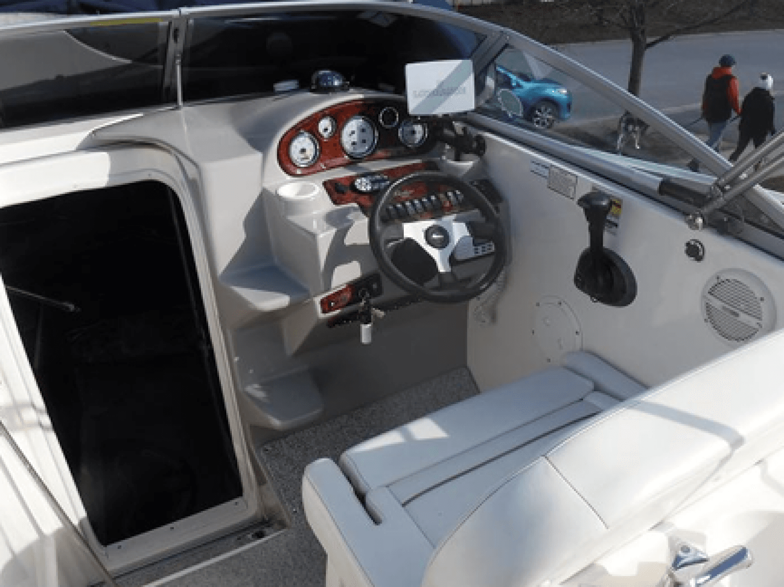 2004 Rinker 2500 Fiesta Vee