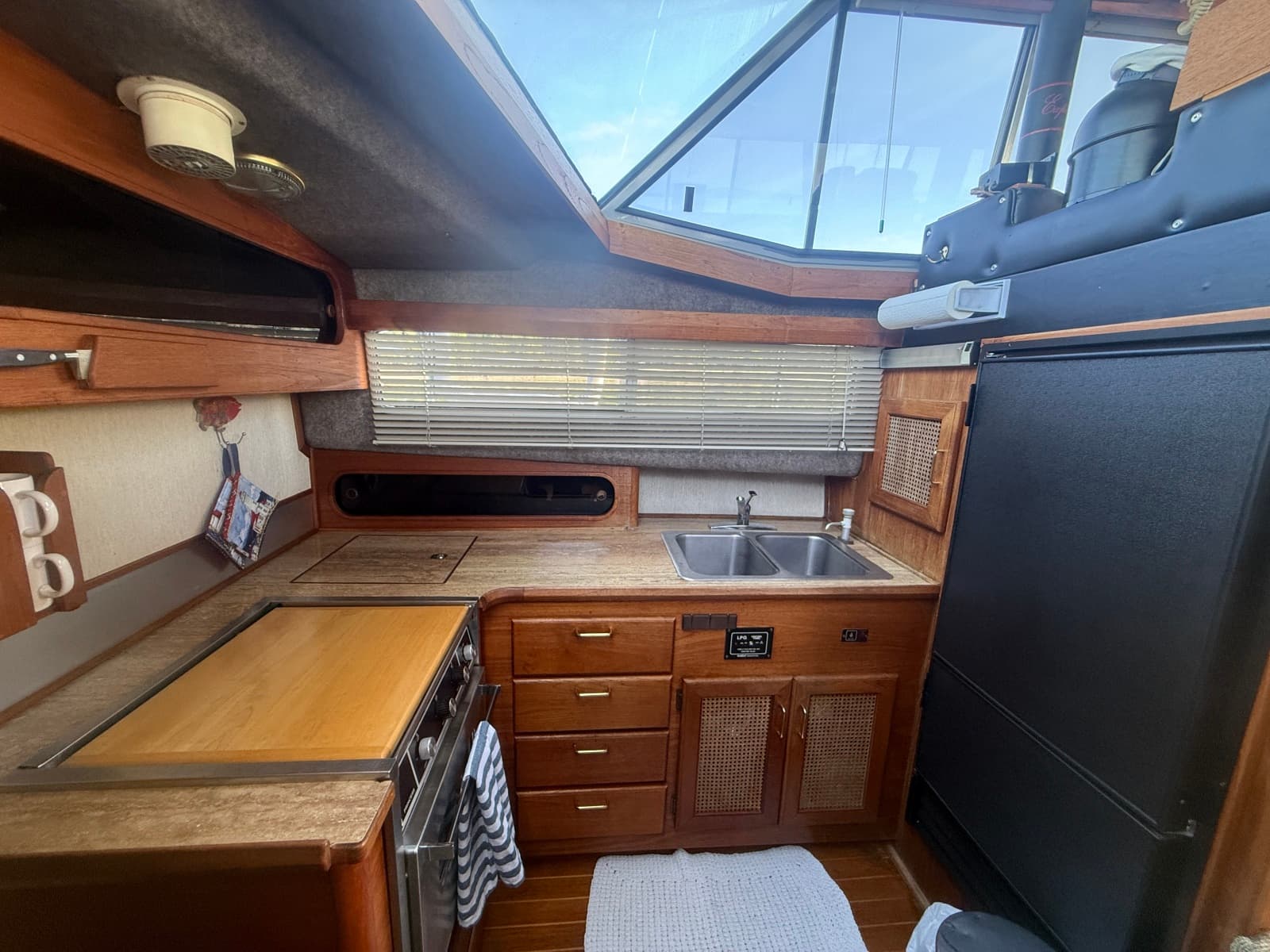 1985 Bayliner 3870 Motoryacht 38