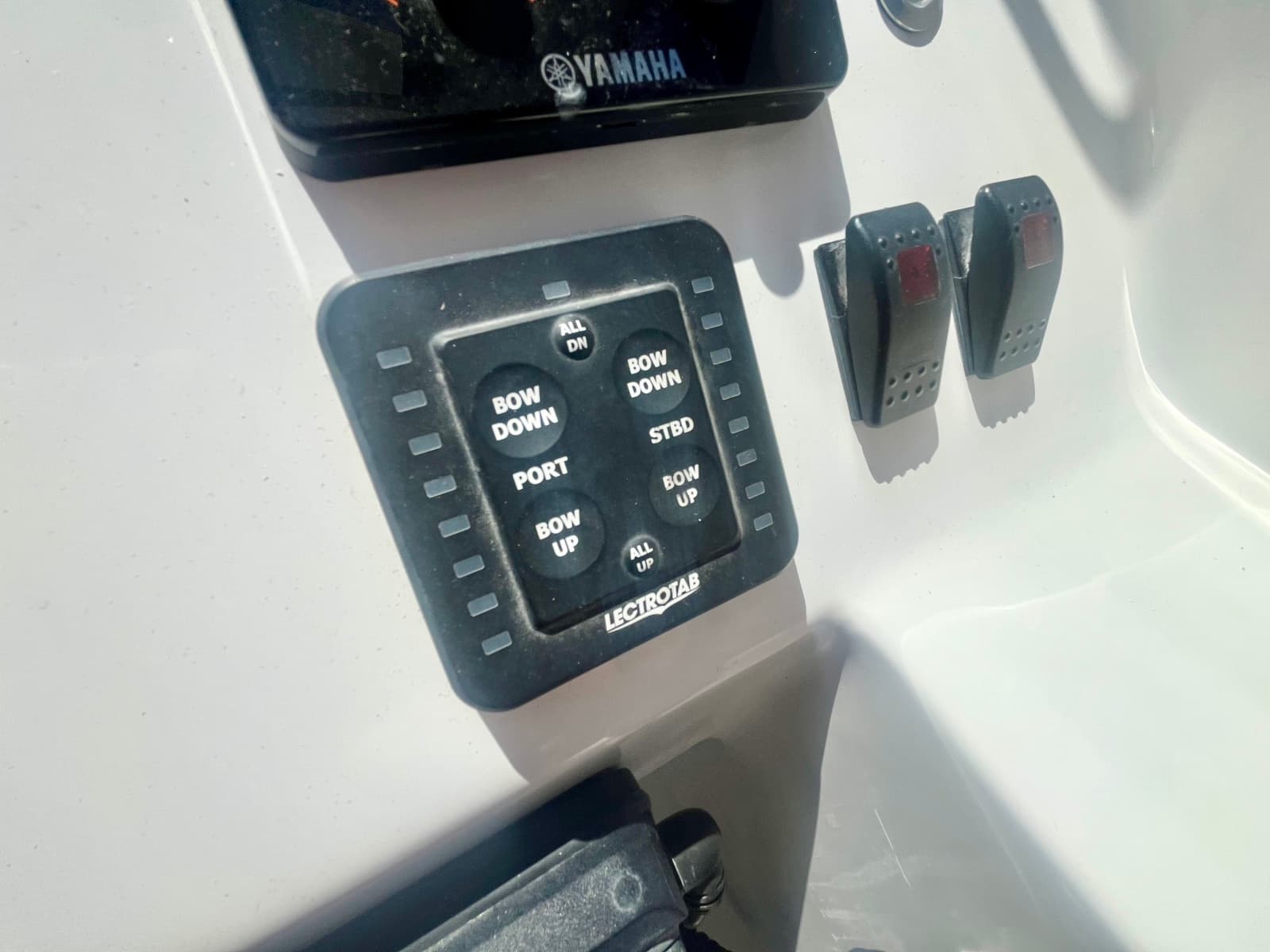 2025 Commander 27 Sportfisher