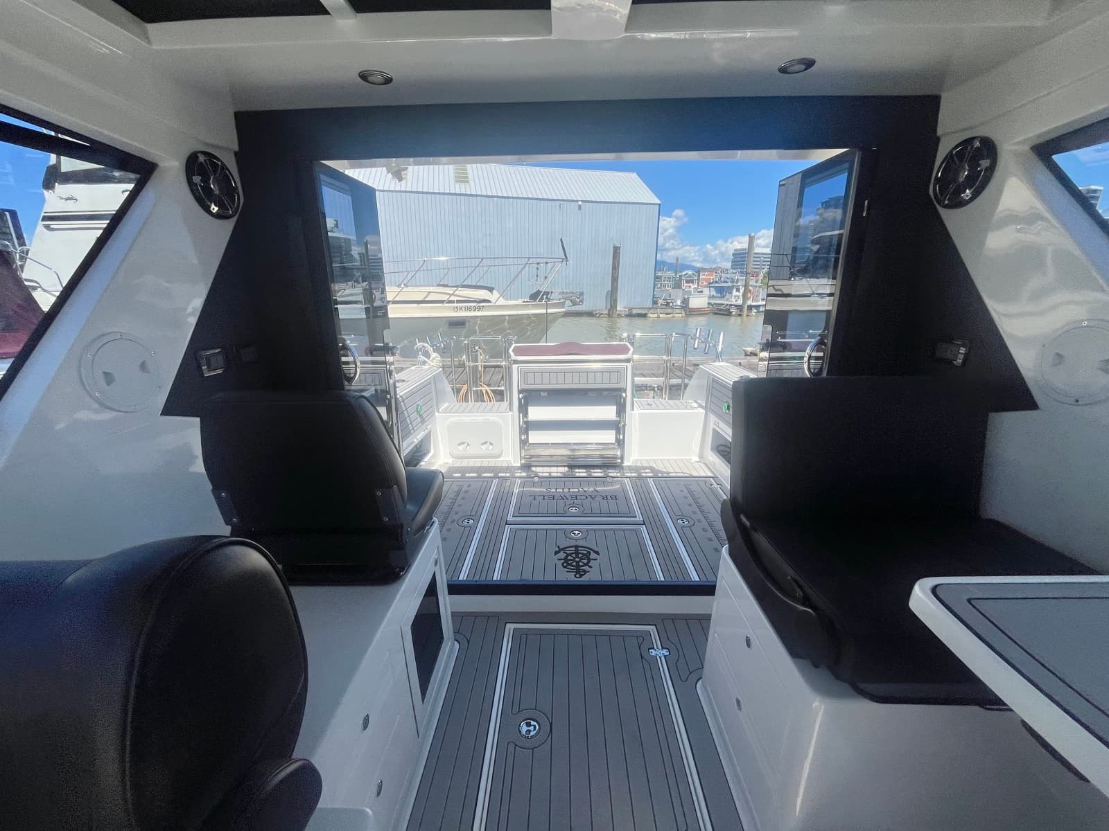 2025 Commander 27 Sportfisher