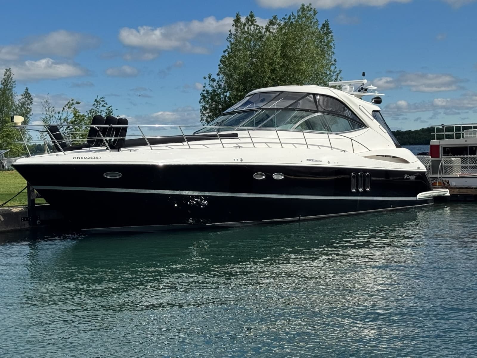 2007 Cruisers Yachts 520 Express