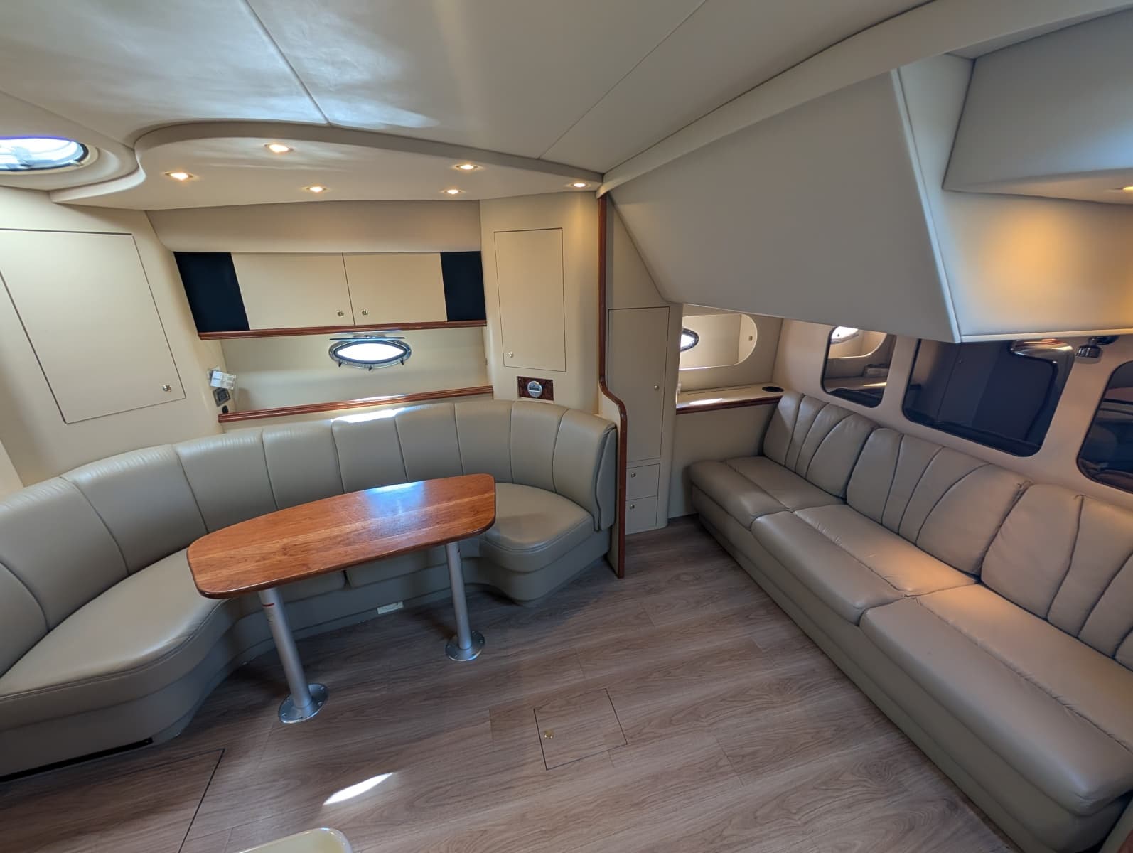 2002 Cruisers Yachts 3672 40