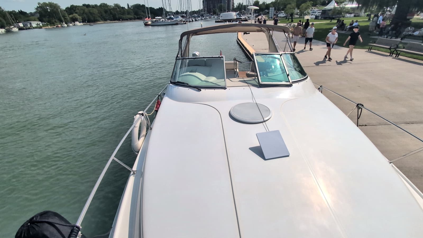 1990 Cruisers Yachts 3375
