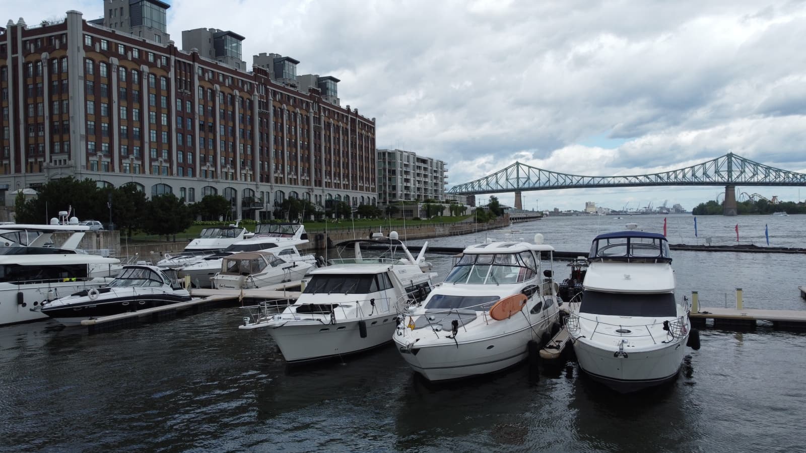 2007 Cruisers Yachts 455