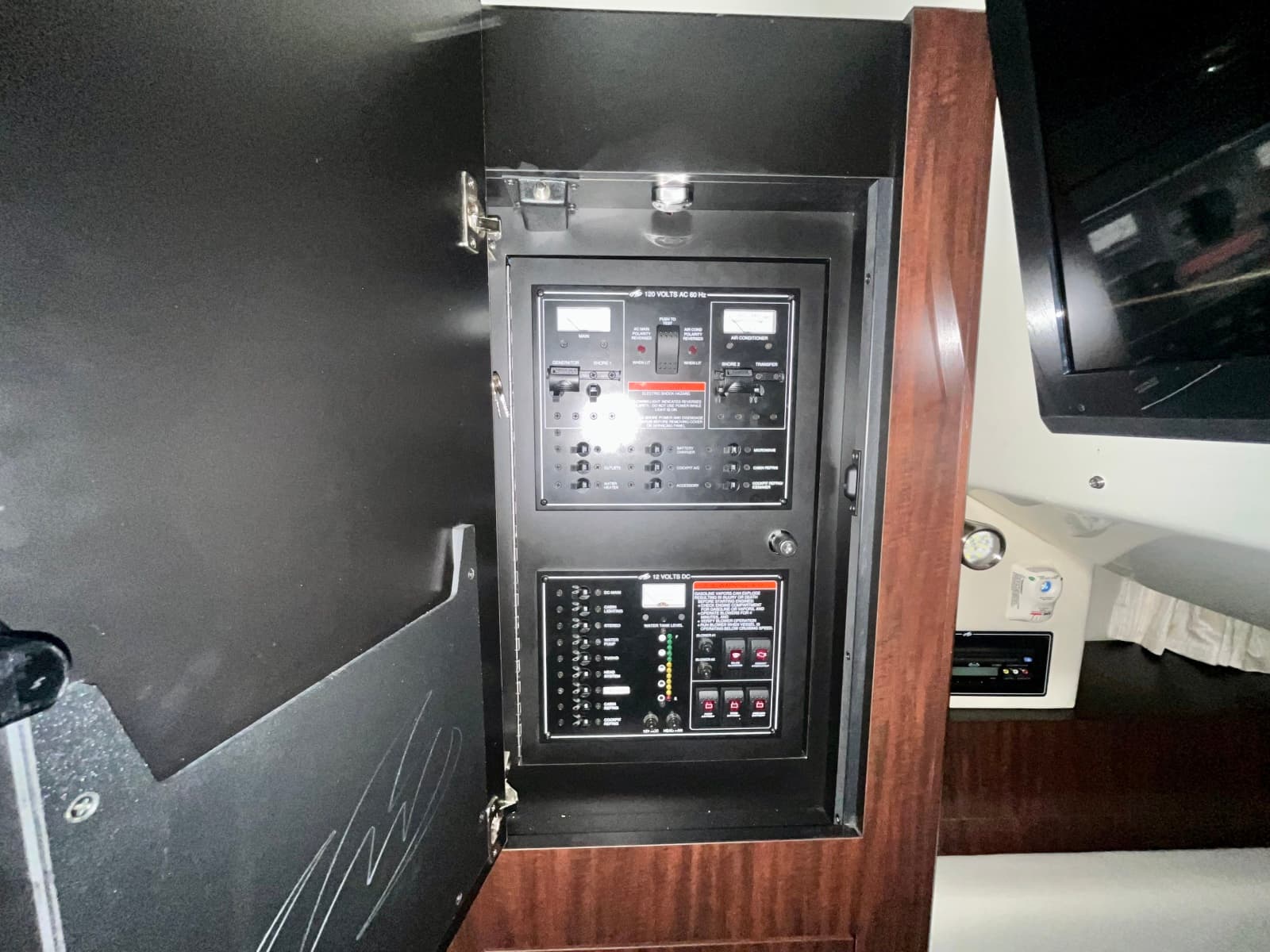 2012 Monterey 320 Sport Yacht 32