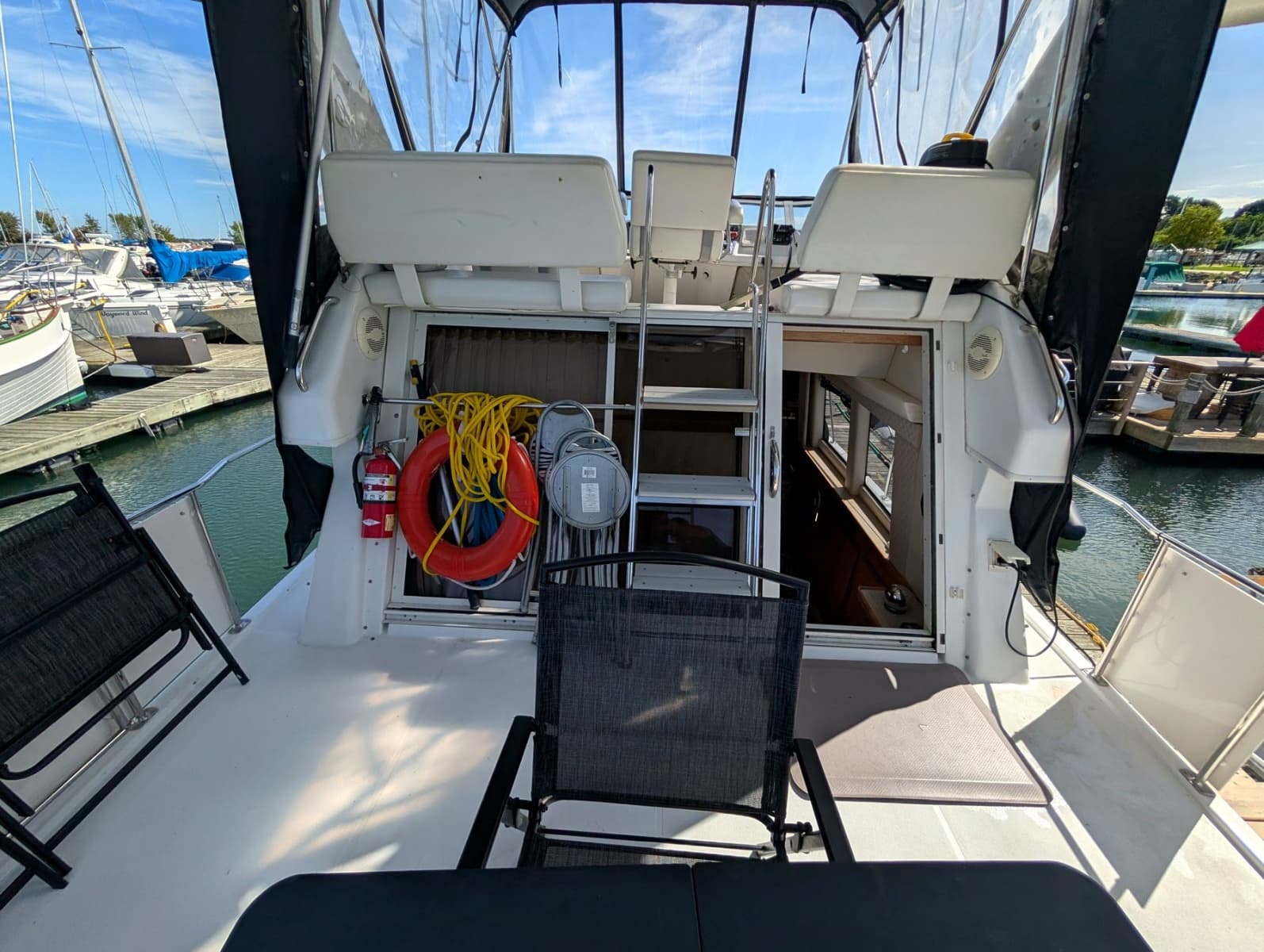 2001 Carver 326 Aft Cabin