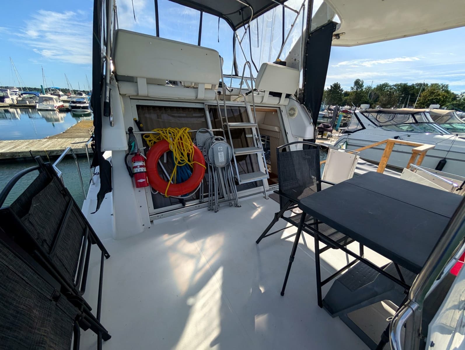 2001 Carver 326 Aft Cabin