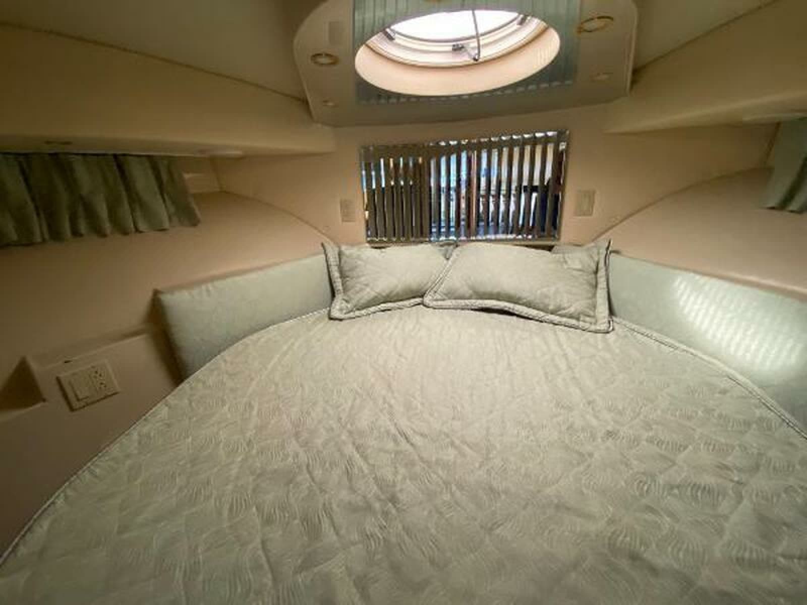 1999 Bluewater 5200