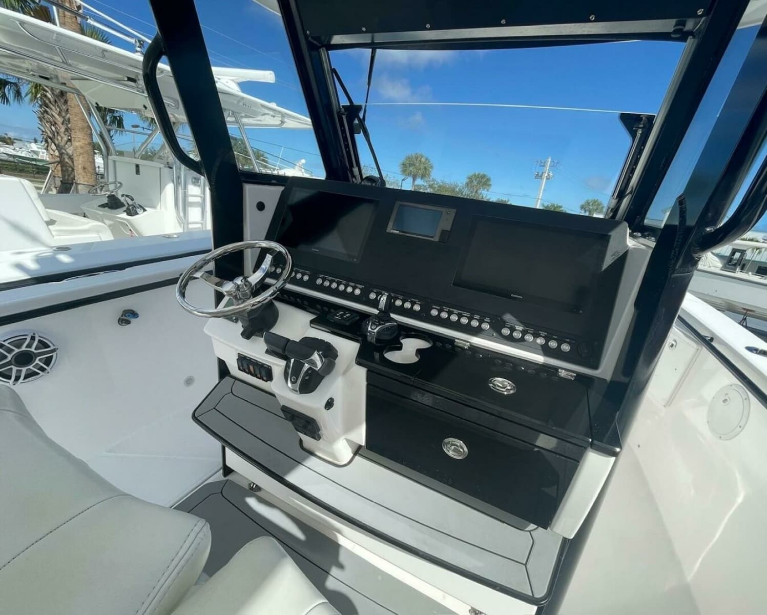 Everglades 335 Center Console -
