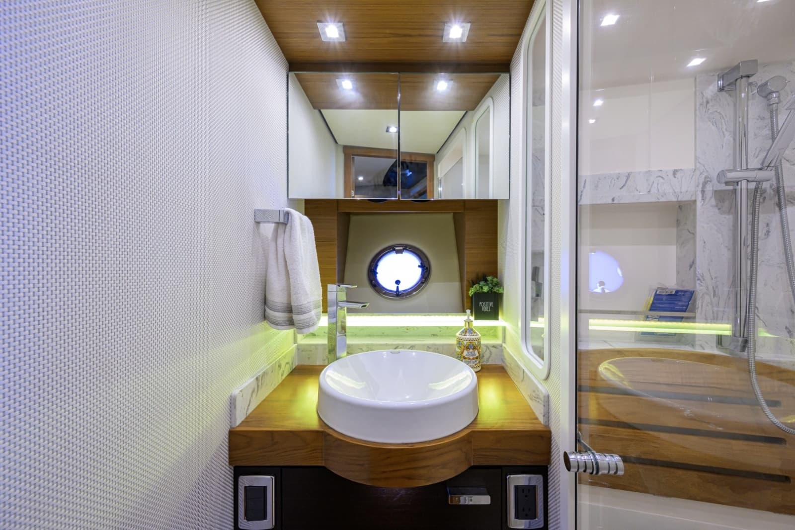 Tiara 44 Daybreak - Interior Head