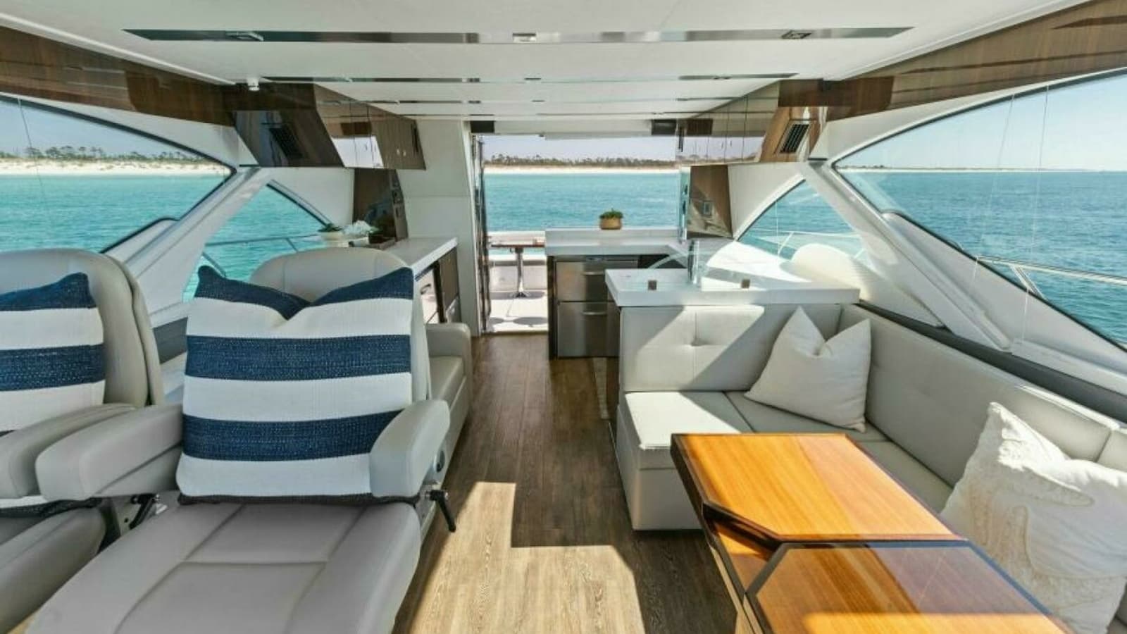 2023 Cruisers Yachts 60 Cantius Fly- Salon