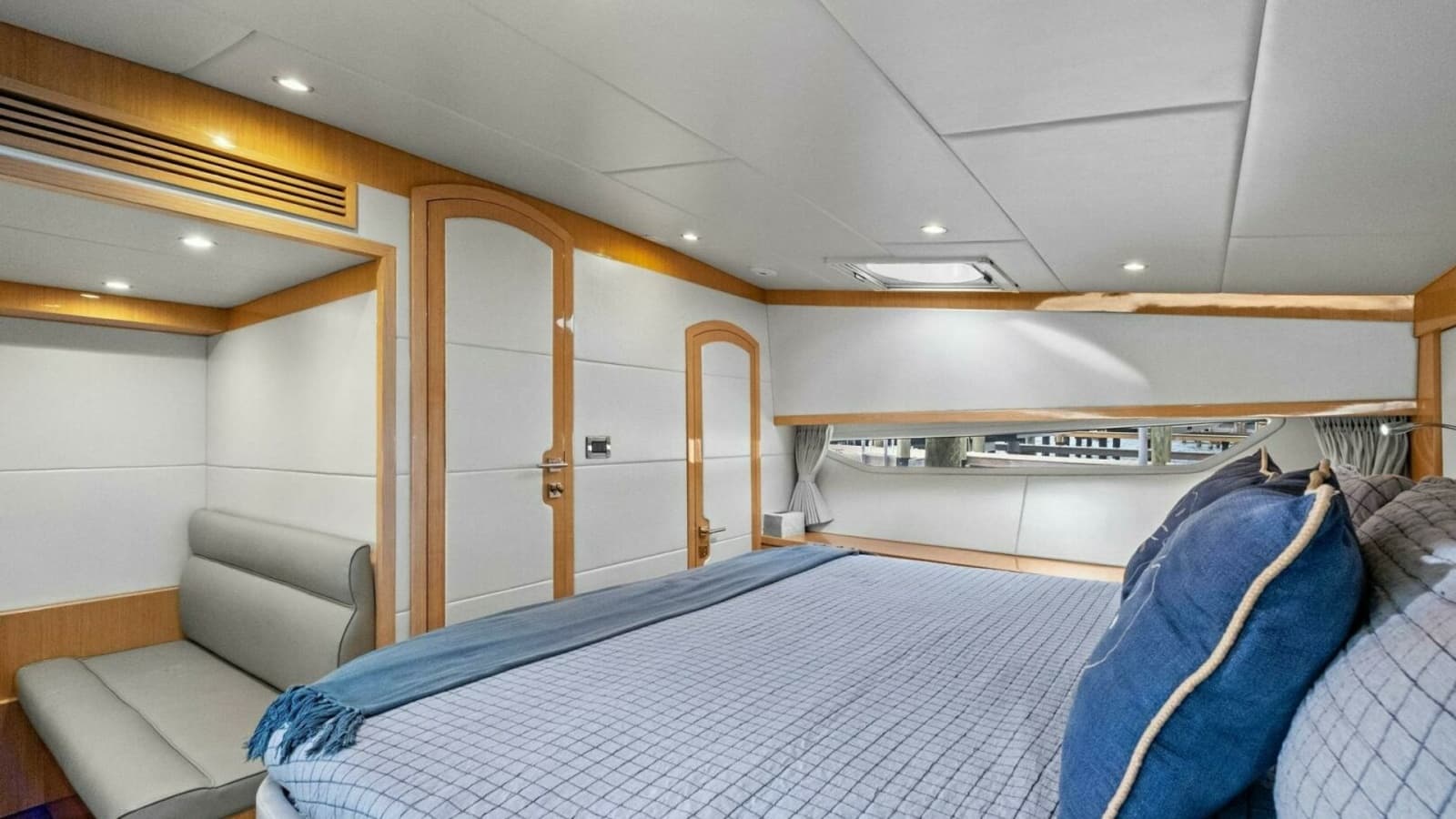 2018 Outboard Express Catamaran 47