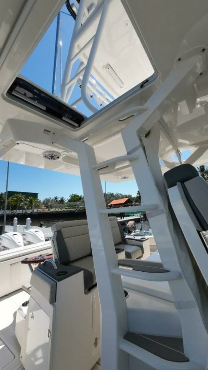 Pursuit 42 - Happy Hour - Helm