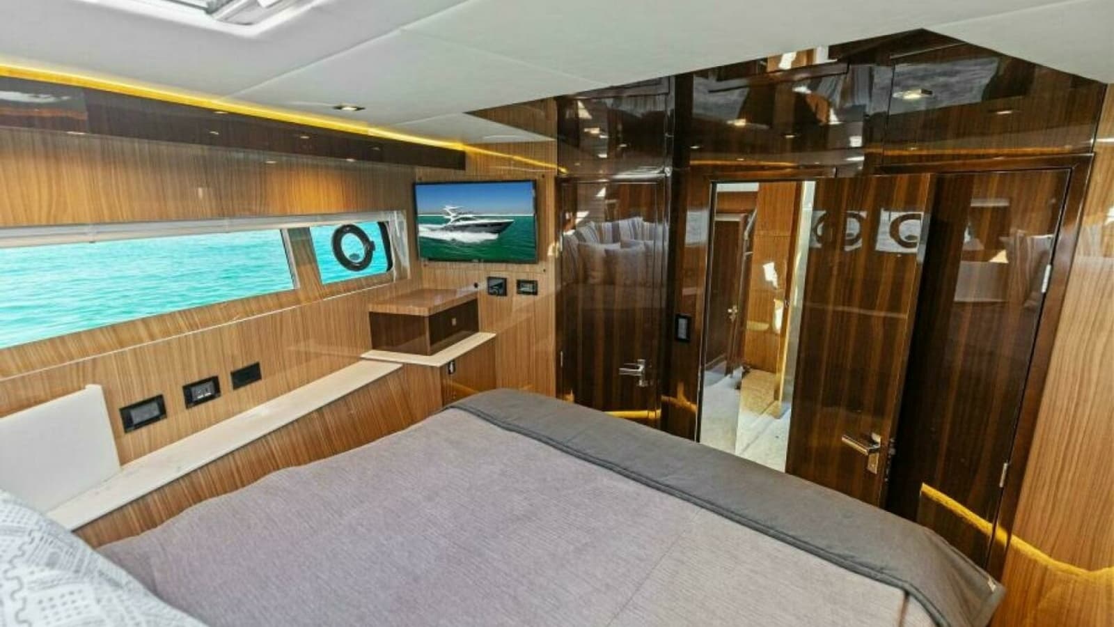 2023 Cruisers Yachts 60 Cantius Fly- VIP Stateroom