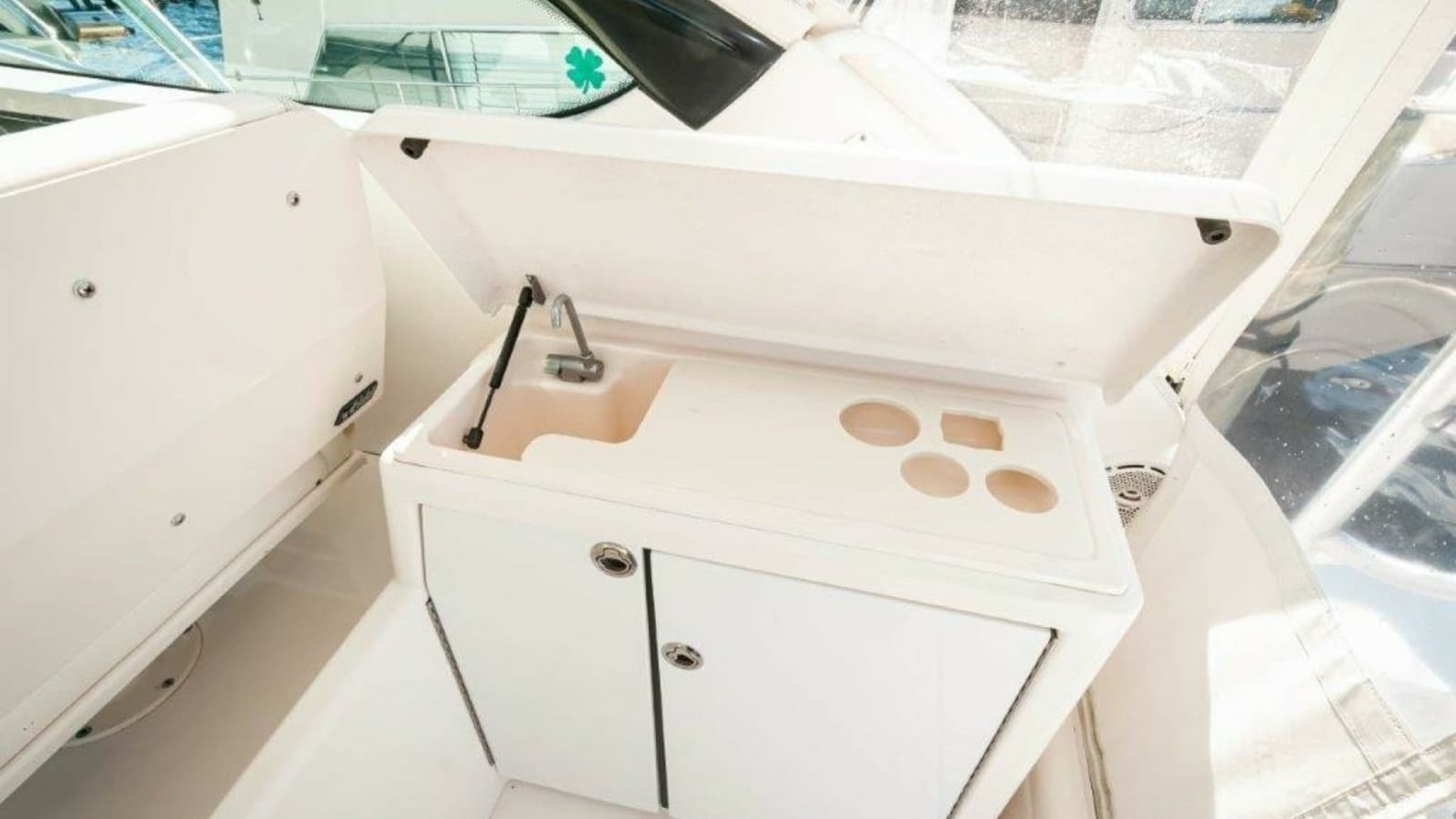 2003 Tiara Yachts 4200 Open Kingfisher Cockpit