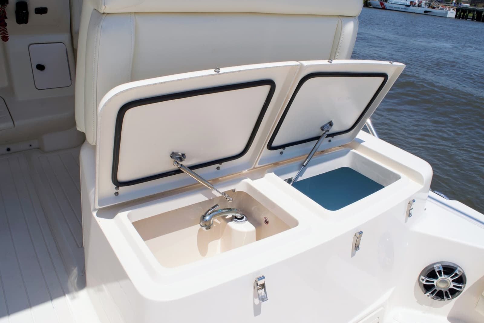 Grady White 37 - TRIPLE NET - Cockpit