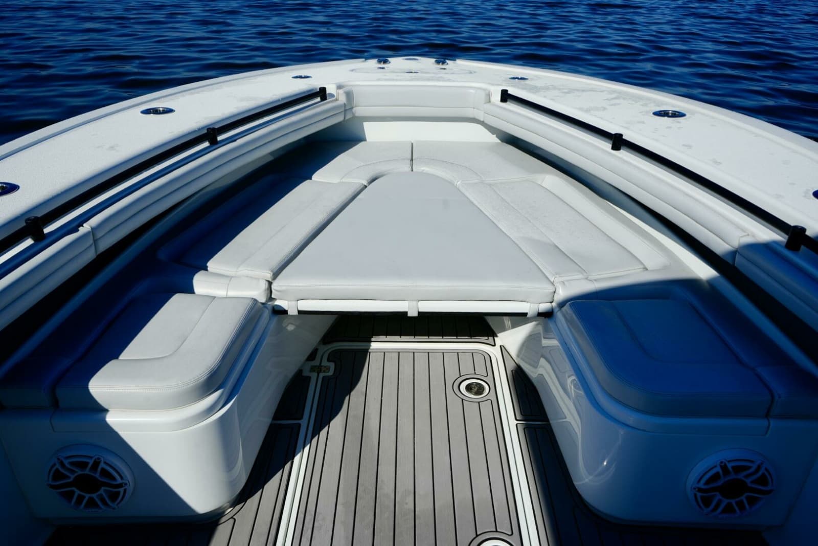 Yellowfin 32 Luhn 32- Bow Seating