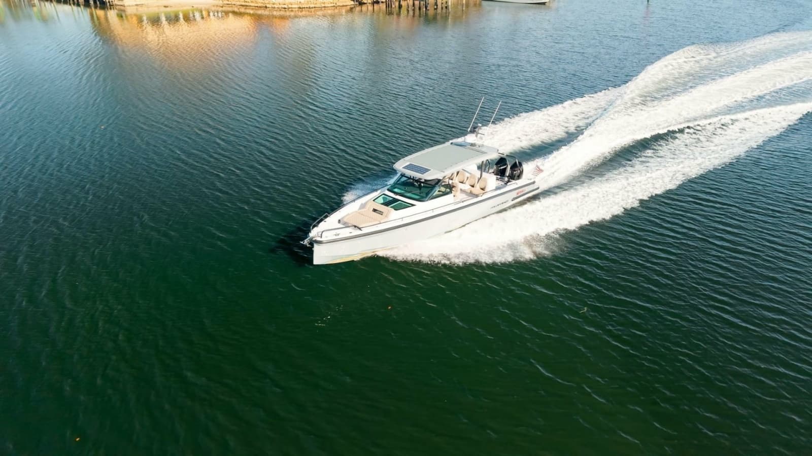 Axopar 37 - Exterior Profile