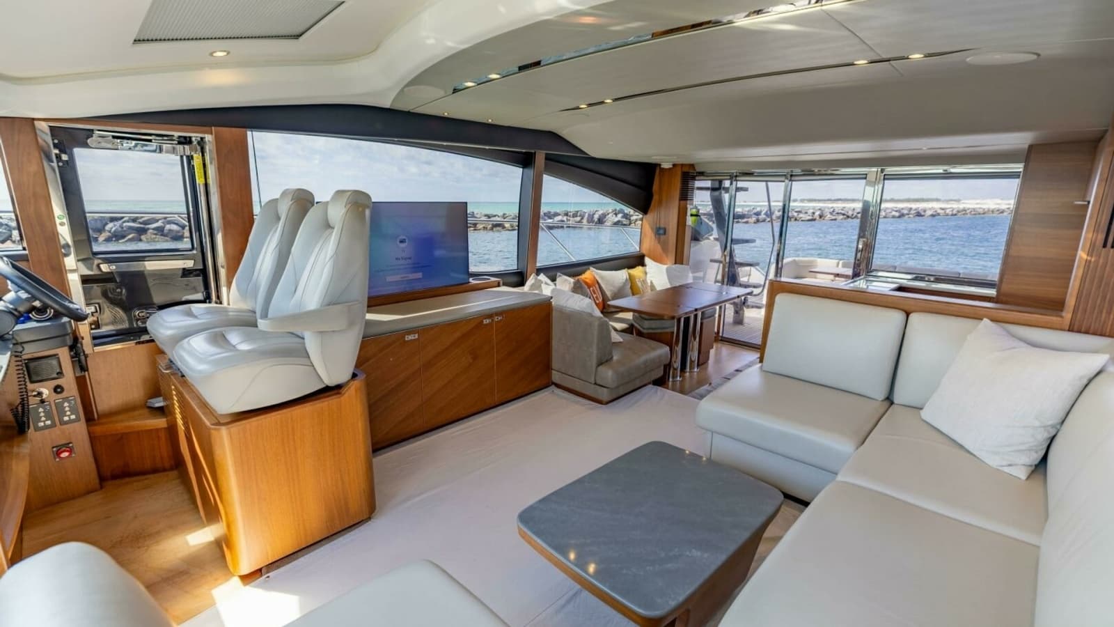 2019 Princess S65-CREWSZING- Salon