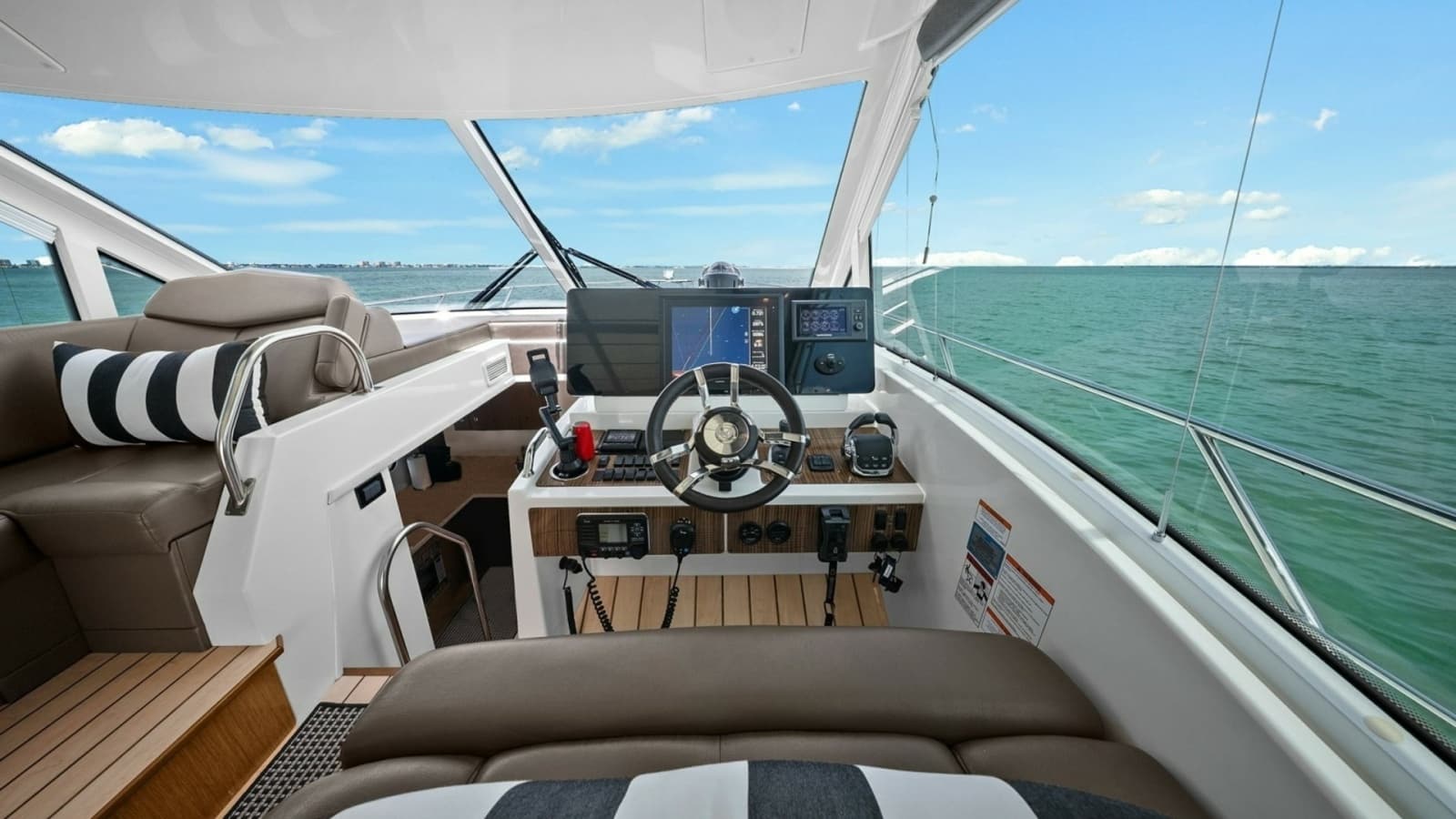2014 Cruisers Yachts 48 Cantius