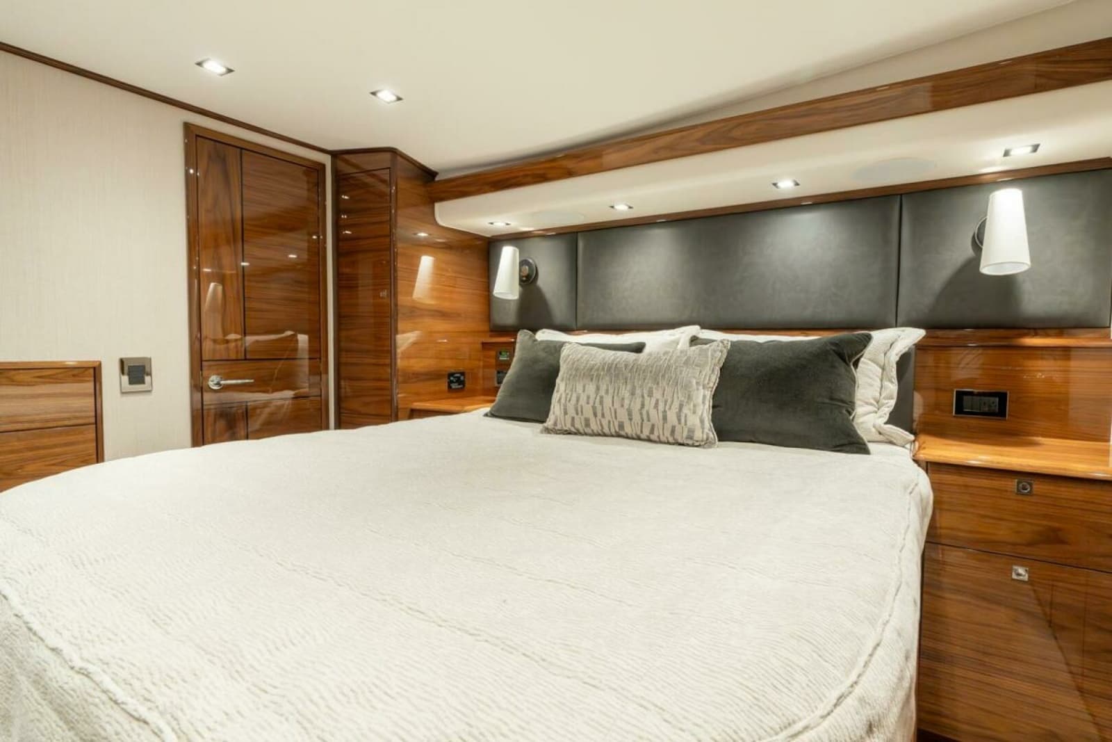 Viking 64 - Master Stateroom