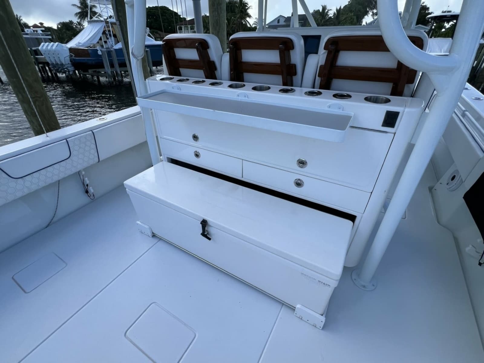 Contender 44 NAUTI GIRL - Cockpit
