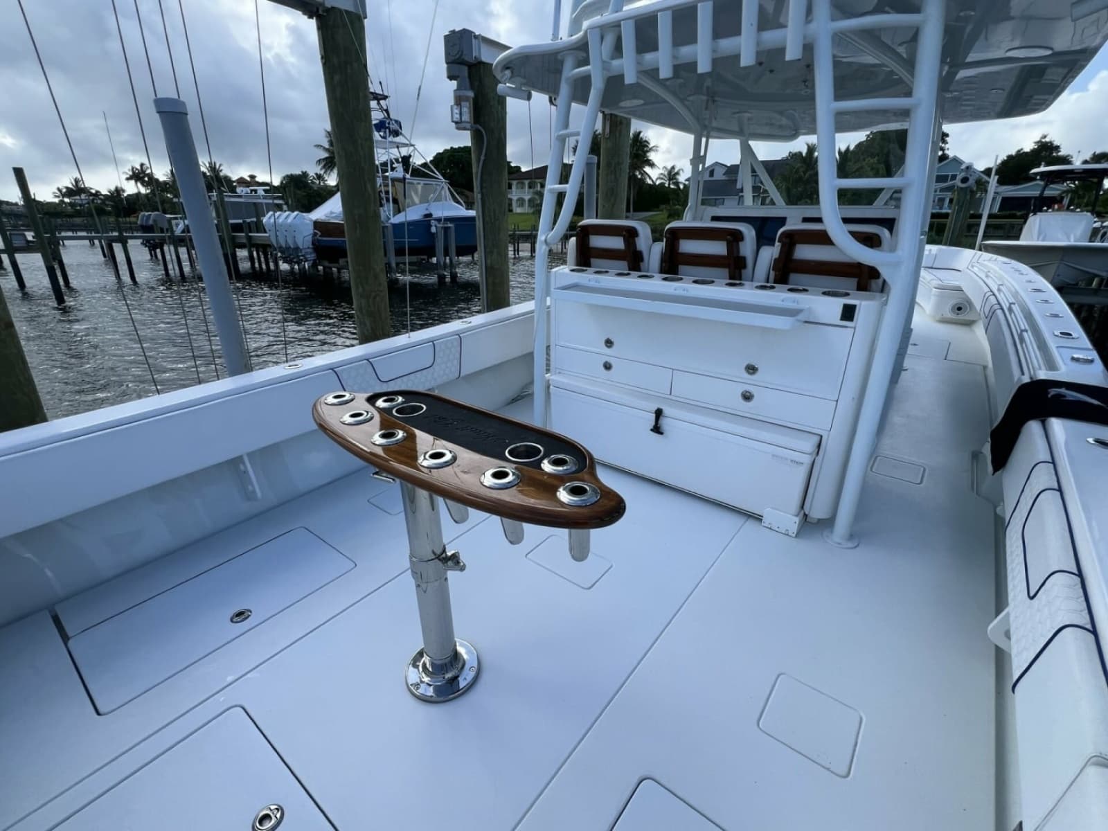 Contender 44 NAUTI GIRL - Cockpit