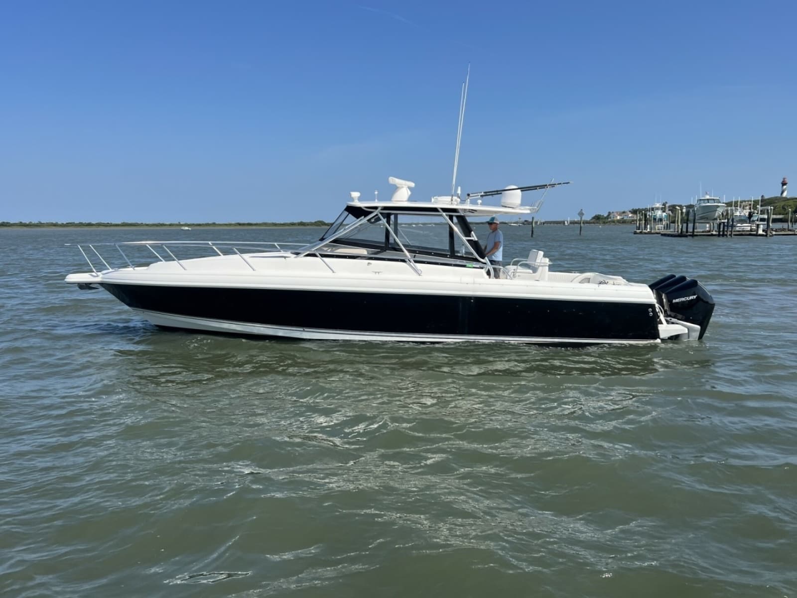 Intrepid 37 FINSURE - Exterior