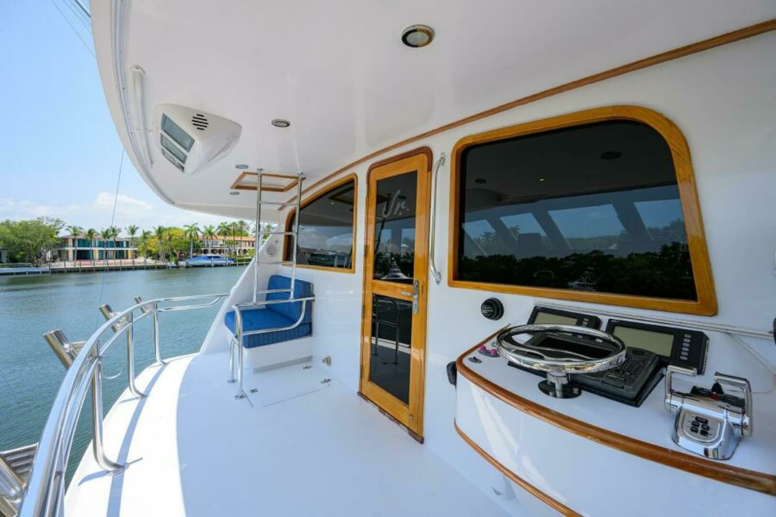2004 Sea Force IX 82 Enclosed Bridge