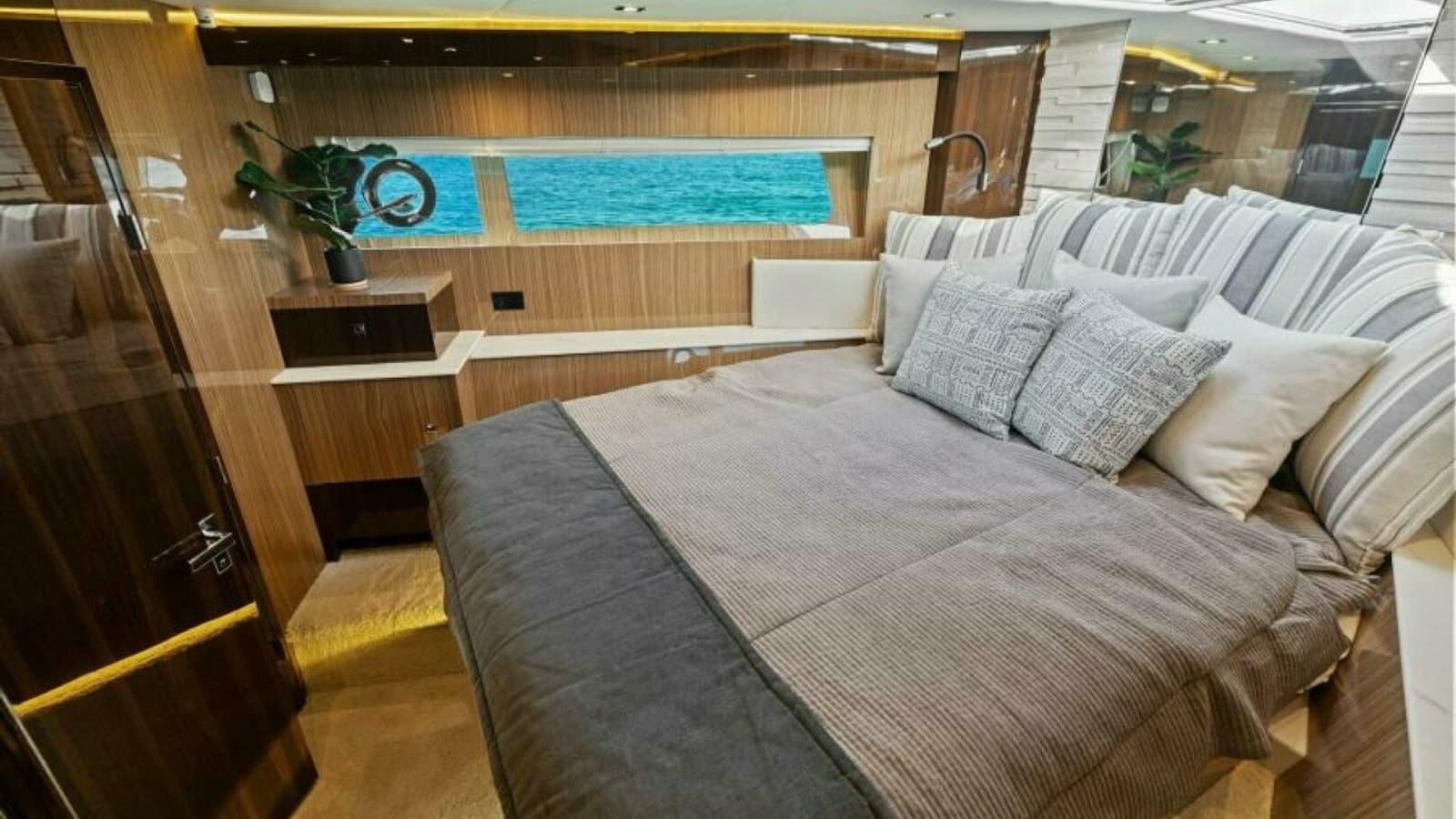 2023 Cruisers Yachts 60 Cantius Fly- VIP Stateroom