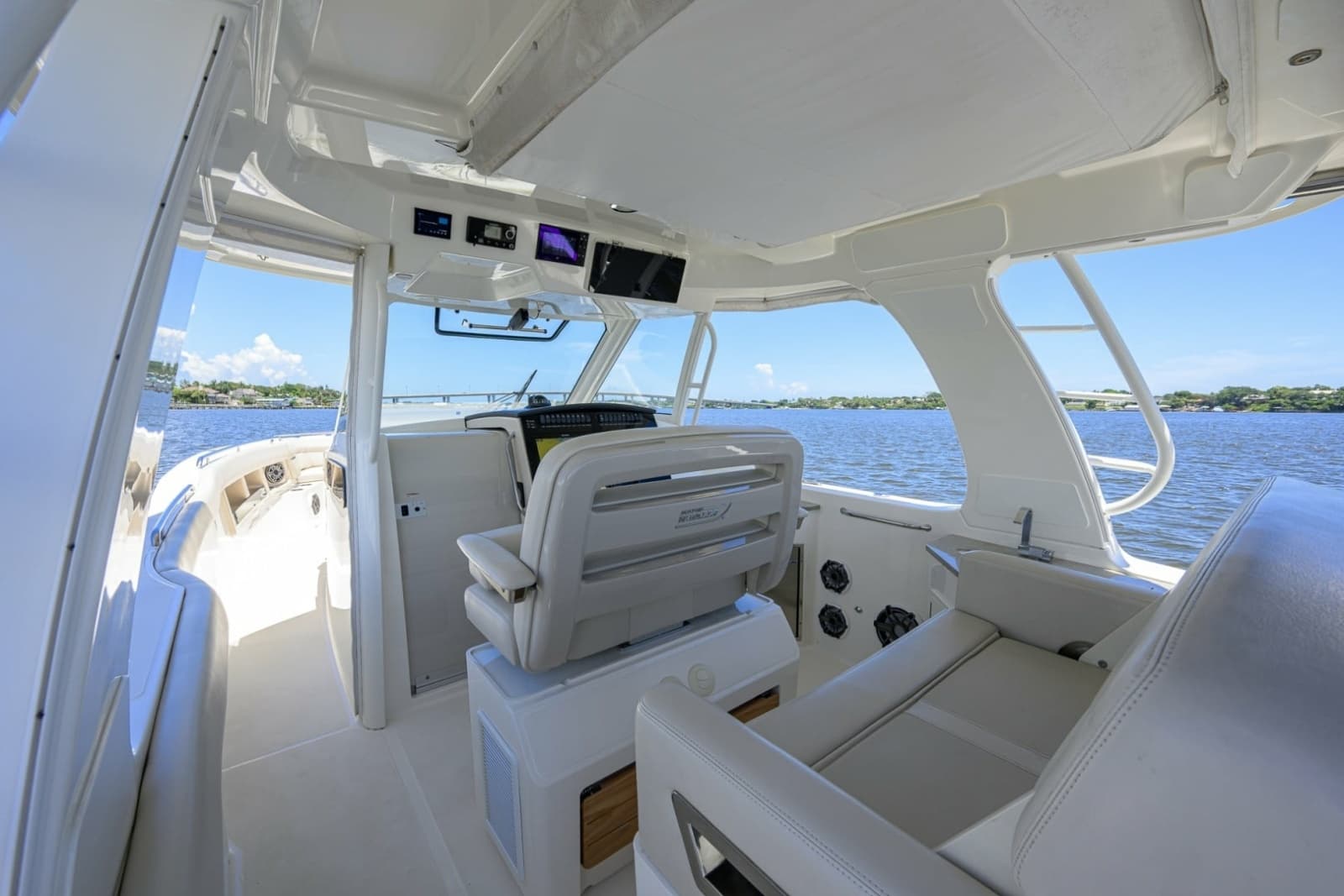 Boston Whaler 35 - DERRYN -  Helm