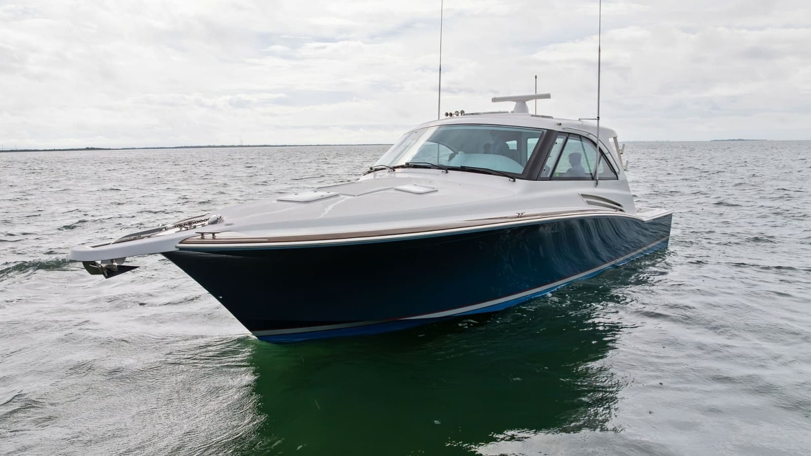 Dynamic Bow View of GT45X